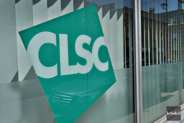 Photo d'une vitrine affichant le logo : CLSC écrit sur un carré en diagonal de couleur vert émeraude.