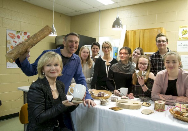 Un projet entrepreneurial est lancé à l'école secondaire Paul-Le Jeune Sur la photo: la députée de Laviolette et... (Sylvain Mayer)