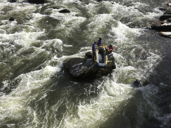 Opération de sauvetage dans la rivière Magog Pour réussir à extirper les jeunes hommes de... (Yves Bourassa)