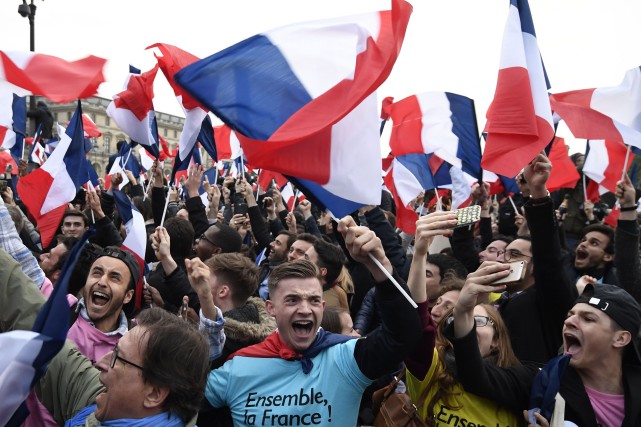 Drapeaux français en main, les partisans du nouveau... (PHOTO AFP)