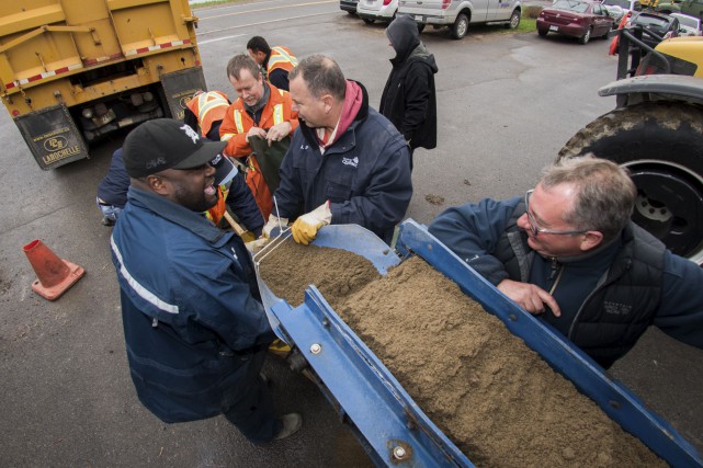 Inondations: cols blancs et bleus de Québec à la rescousse Les pompiers de Québec sont revenus de Batiscan... (Le Nouvelliste, François Gervais)