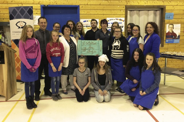 30 000 $ pour la cuisine entrepreneuriale l'Atelier des chefs Jean-François Tadros, directeur de l'école, Roxanne Thibeault, présidente... (Courtoisie)