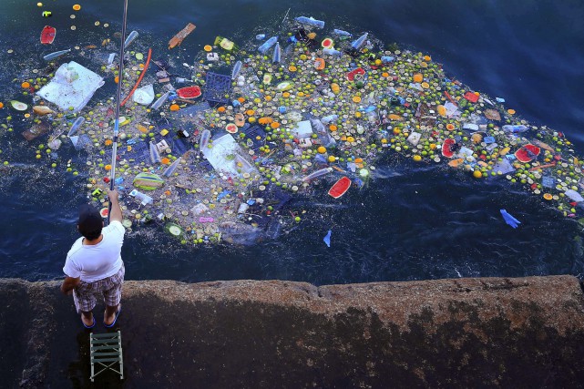 L'enfouissement d'une «montagne d'ordures» en mer près de Beyrouth en vertu... (Photo Hassan Ammar, archives Associated Press)