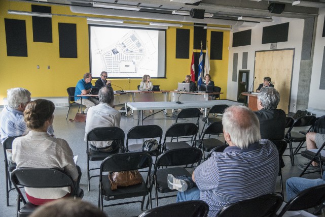 Consultation publique au sujet du Costco Dans les bureaux des arrondissements de Jacques-Cartier et... (Spectre Média, Frédéric Côté)