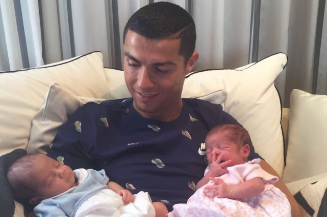 Résultat de recherche d'images pour "Cristiano Ronaldo quitte la Seleçao pour accueillir ses jumeaux"