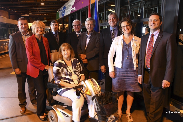 Aide du fédéral et du provincial à la STS: 8,8 M$ pour acheter des nouveaux autobus Le député libéral de Dubuc Serge Simard et... (Photo Le Quotidien, Michel Tremblay)