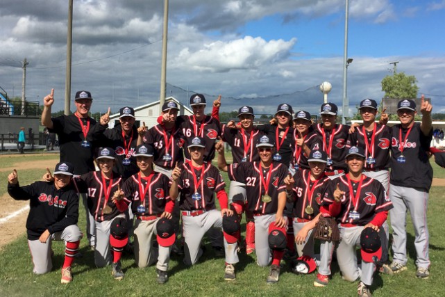 Baseball: les Mauriciens champions du bantam AA À l'avant: le préposé au bâton Esteban Dessureault,... (Courtoisie)