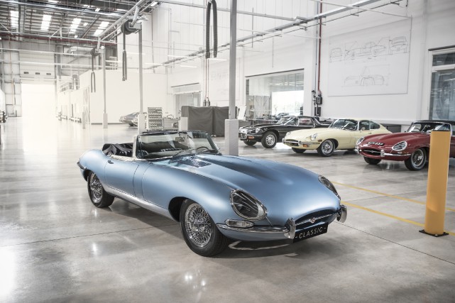 Jaguar annonce l'électrification de tous ses modèles à partir de 2020 Jaguar a aussi dévoilé une E-Type d'origine rénovée... (Photo : Jaguar Land Rover)