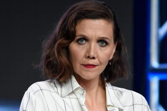 Maggie Gyllenhaal et le foulard de Taylor Swift De passage sur le plateau de l'émission Watch What... (Photo Chris Pizzello, archives Associated Press)