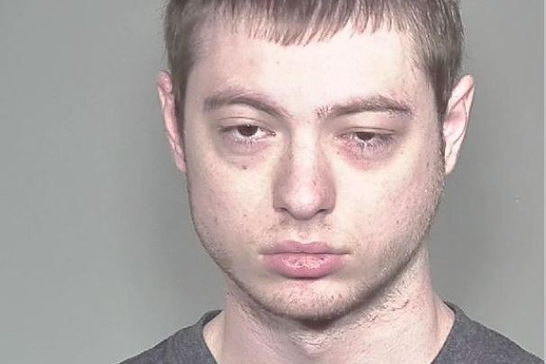 Homme recherche par la police