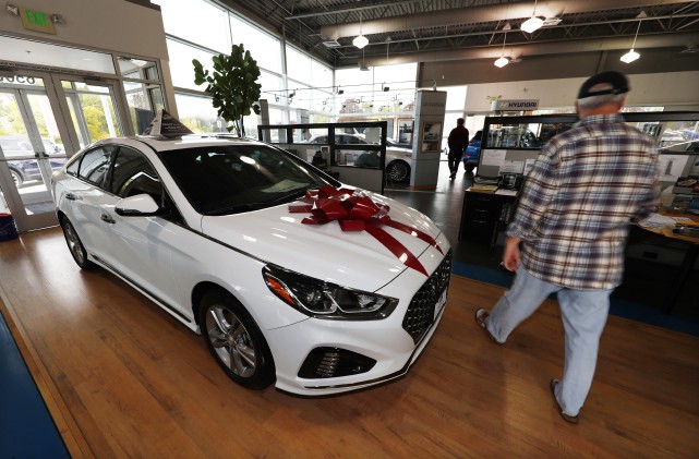 Behind the Wheel-Black Friday Un acheteur passe devant une Sonata 2018 chez... (photo : AP)