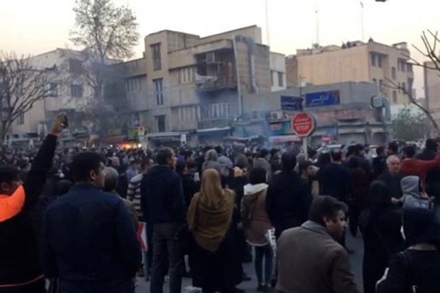 Des gens protestent à Téhéran, en Iran, le... (Image tirée d'une vidéo obtenue par Reuters)