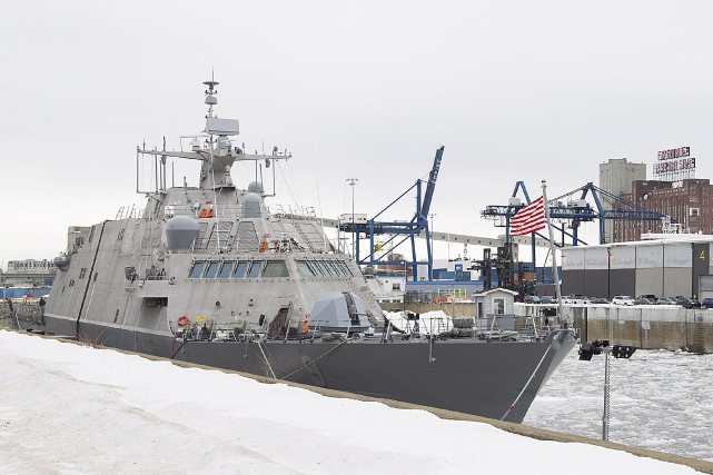 La glace immobilise un navire de guerre américain à Montréal