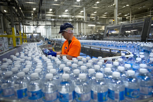 Leau En Bouteille De Plusieurs Marques Contaminée Par Du Plastique Pollution 2213