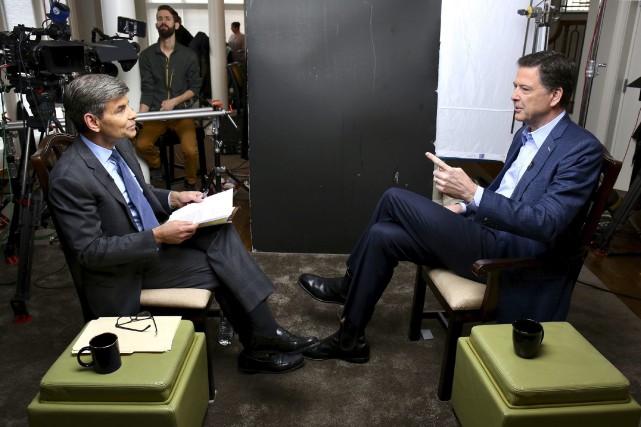 James Comey (à droite) s'est entretenu avec l'animateur-vedette... (PHOTO AP)