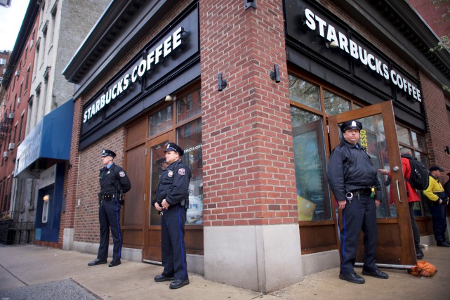 Incident raciste dans un Starbucks: le chef de la police s'excuse