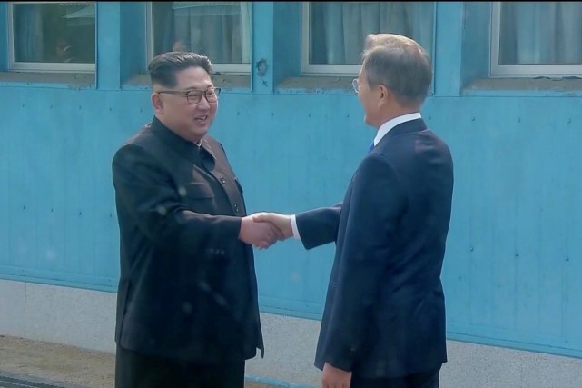 Poignée de main historique entre les dirigeants des deux Corées
