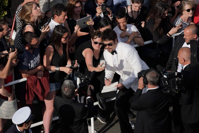 Des contrevenants prennent des égoportraits sur le tapis rouge de Cannes