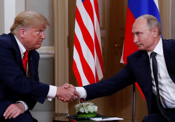 Trump conciliant avec Poutine à Helsinki, tollé à Washington