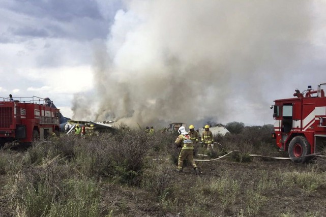 Mexique: un avion de ligne s'écrase au décollage