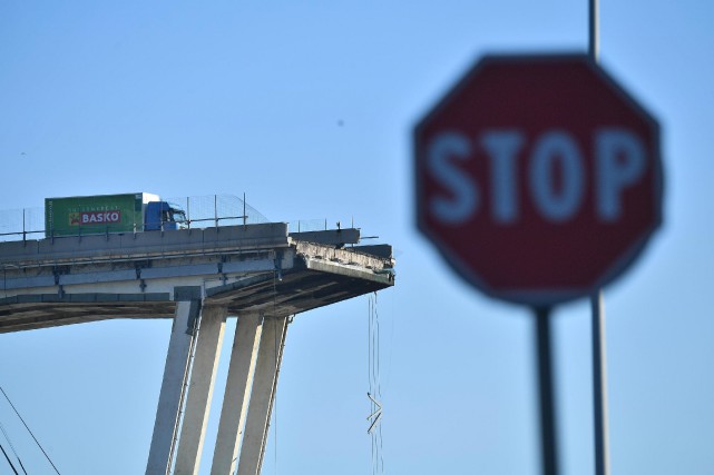 Pont effondré: l'état d'urgence décrété pour 12 mois à Gênes