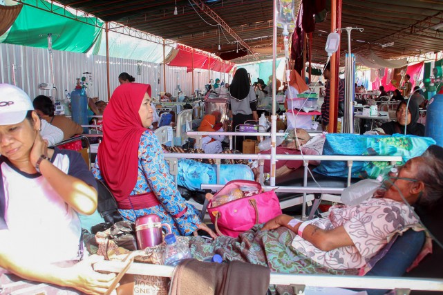Séismes en Indonésie: les secours s'activent auprès des survivants