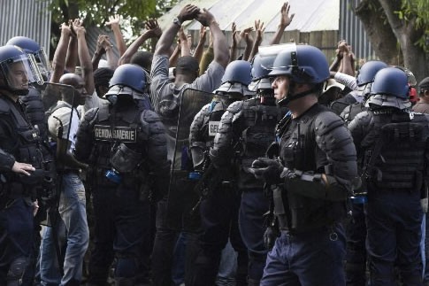 Guadeloupe la police démantèle des barrages