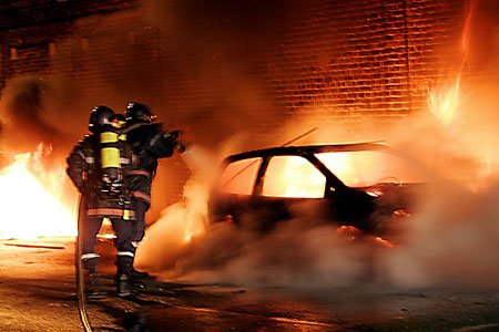 Les tensions ethniques en France ont connu leur apogée en 2005, quand des émeutes ont secoué les banlieues populaires du pays pendant trois semaines. Photo d'archives AFP