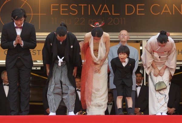 du film Â«Hanezu No TsukiÂ» salue la foule sur le tapis rouge ...
