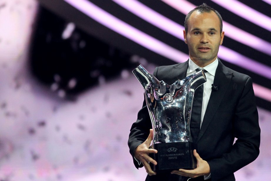 Andrés Iniesta Sacré Meilleur Joueur En Europe | Soccer