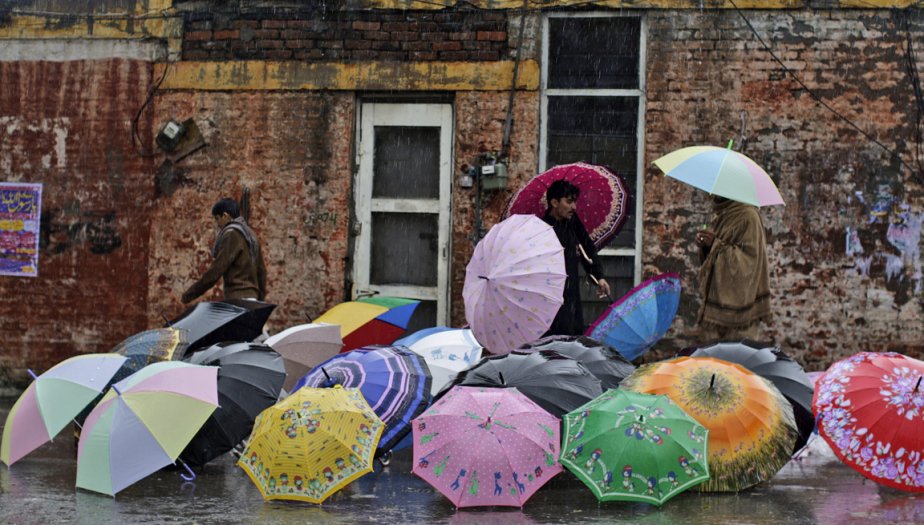 Un marchand de parapluies dans les rues d'Islamabad.... | 2013-03-21 ...