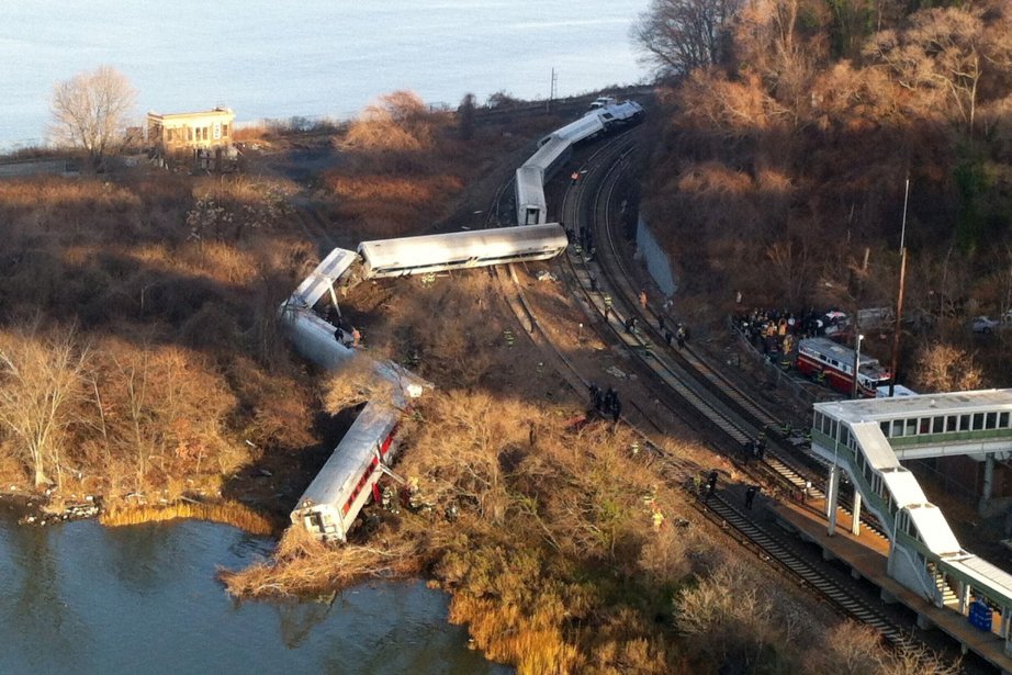 Quatre morts dans un déraillement de train à New York