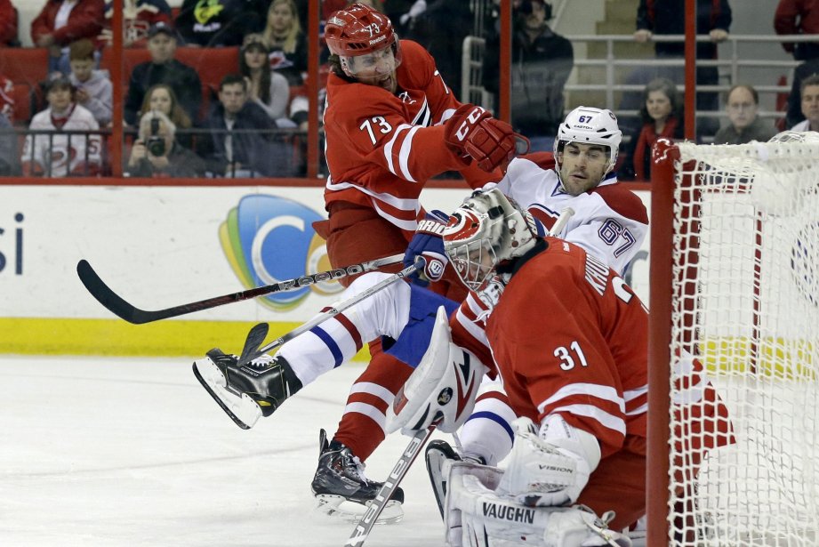 Max Pacioretty tombe et entre en contact avec... (Photo Gerry Broome, AP)