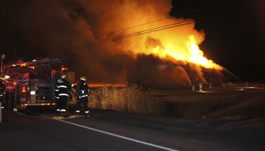 Un incendie suspect ravage un entrepôt: «Ça a été un combat très intense» - LaPresse.ca