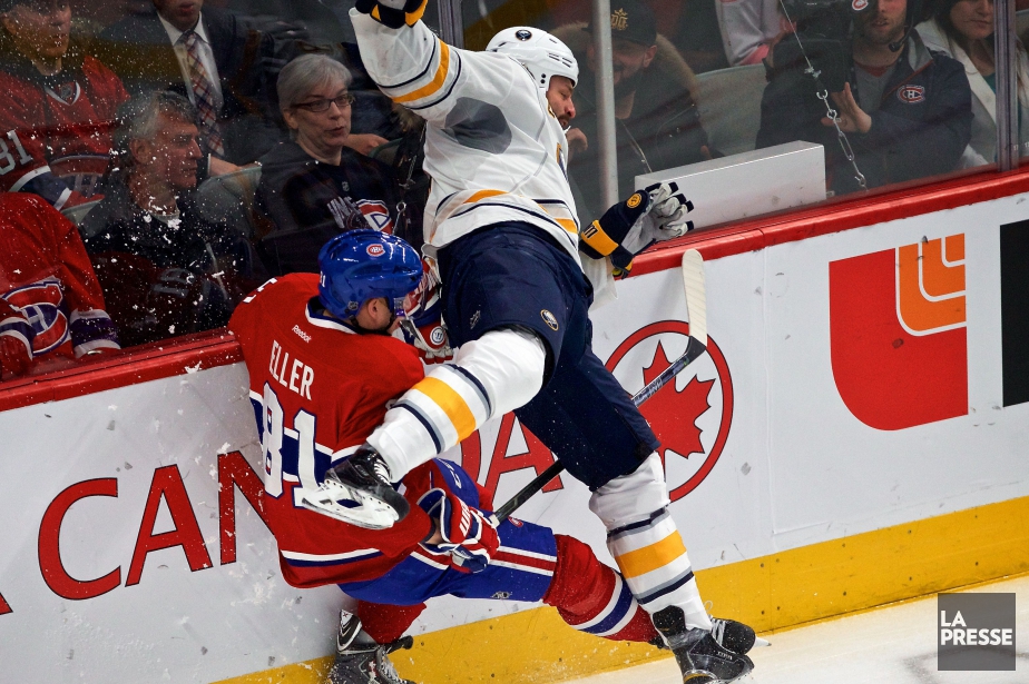 Lars Eller se fait mettre en échec par Mike... (PHOTO ANDRÉ PICHETTE, LA PRESSE)