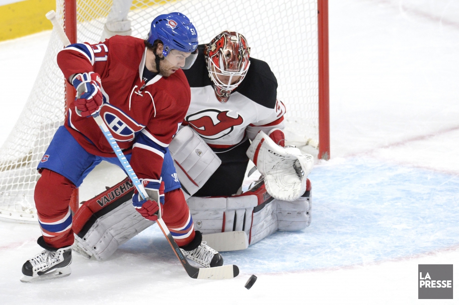 David Desharnais tente de déjouer Cory Schneider.... (PHOTO BERNARD BRAULT, LA PRESSE)