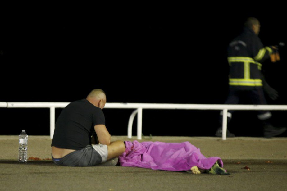Un camion fonce sur la foule à Nice: 80 morts, 18 blessés graves