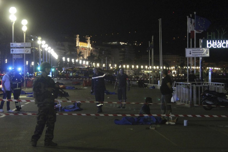 Un camion fonce sur la foule à Nice: 80 morts, 18 blessés graves