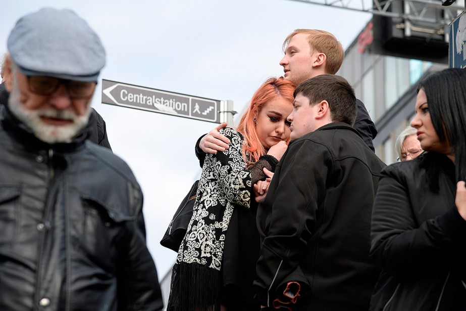 Des personnes réagissent à l'attentat à Stockholm, peu... (Anders Wiklund, TT News Agency via REUTERS)