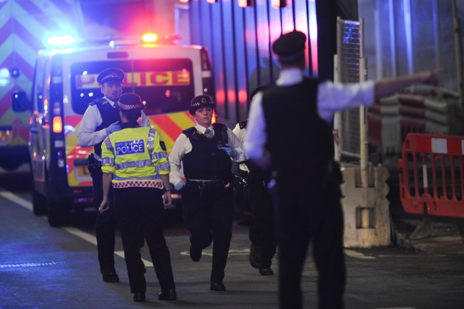 Les autorités policières et les ambulanciers sont déployés.... (photo DANIEL SORABJI, AFP)