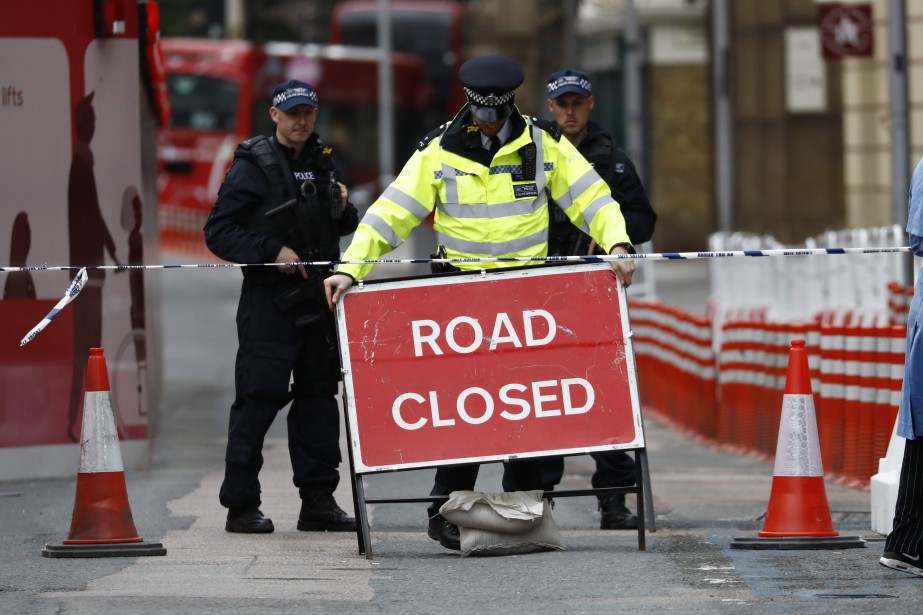 Des arrestations ont été effectuées à Barking, dans... (Photo Odd ANDERSEN, AP)