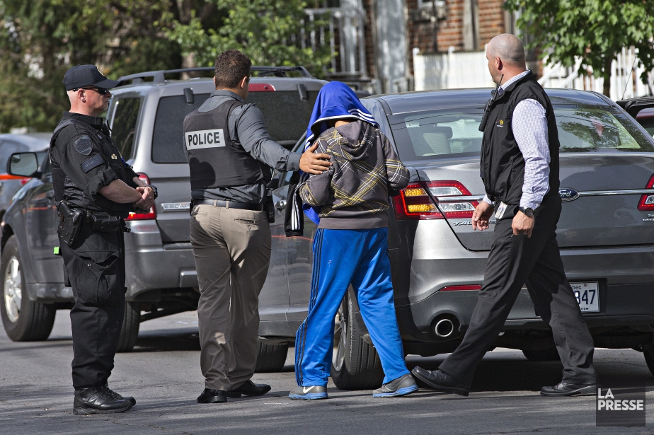 Les policiers du SPVM ont interpellé trois individus... (PHOTO PATRICK SANFACON, LA PRESSE)