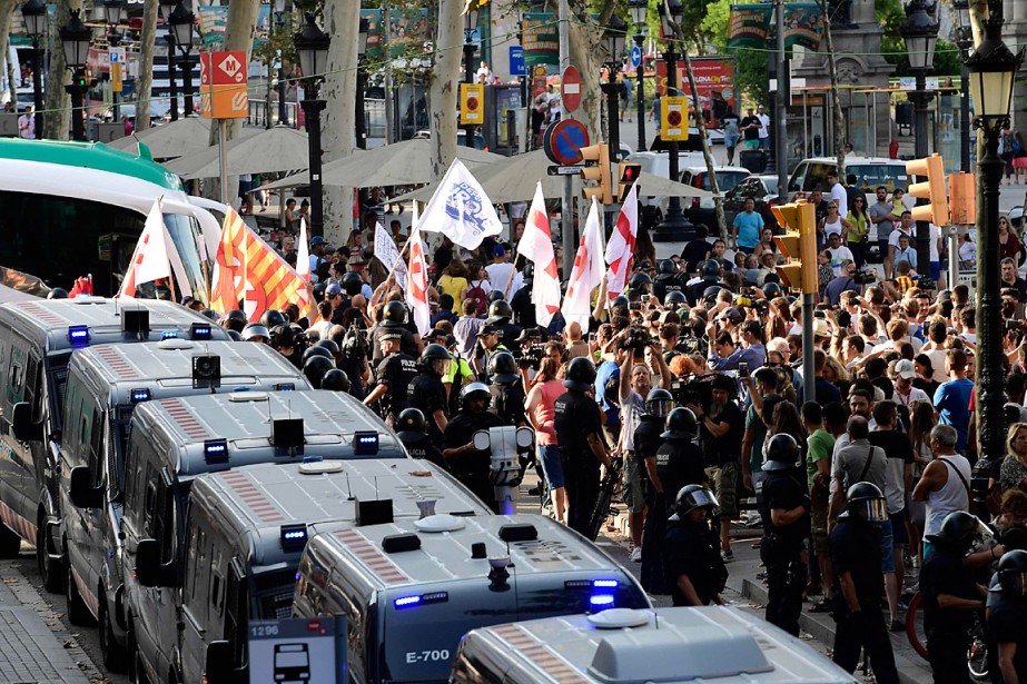 Une manifestation contre «l'islamisation de l'Europe» se déroule... (PHOTO JAVIER SORIANO, AGENCE FRANCE-PRESSE)
