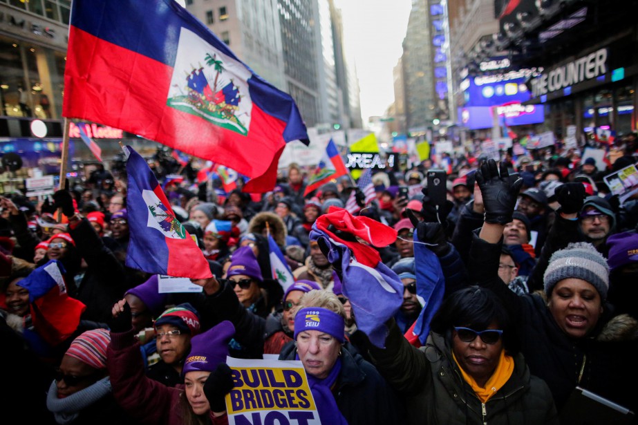 Des centaines d'Haïtiens manifestent à Times Square contre le racisme