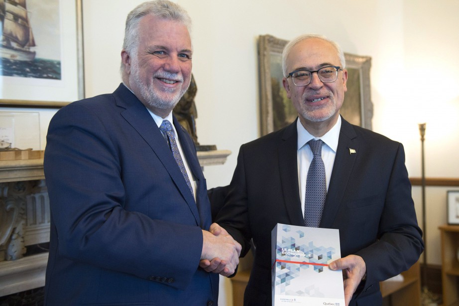 Philippe Couillard et Carlos Leitão.... (Photo Jacques Boissinot, La Presse canadienne)