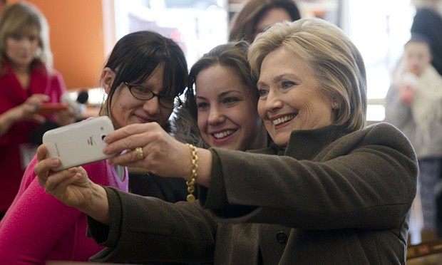 Hillary Clinton a pris un selfie avec deux...