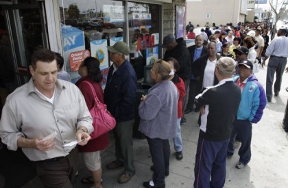 Des gens ont fait la queue devant le...