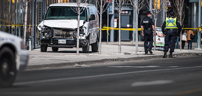 Arrestation à Toronto: le policier érigé au rang de héros national