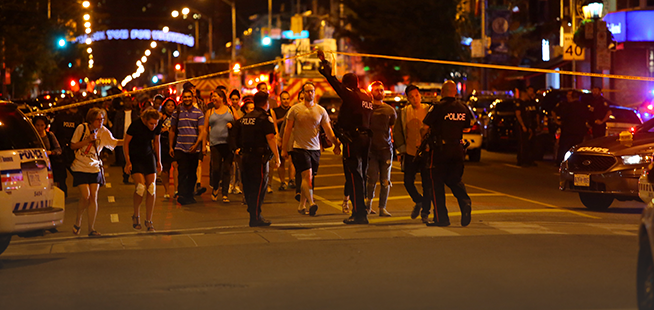 Fusillade à Toronto : un mort et 13 blessés