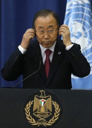 United Nations Secretary-General Ban Ki-moon adjusts his earpiece during a joint news conference with Palestinian Prime Minister Rami Hamdallah in the West Bank city of Ramallah - image 2.0 Le secrétaire général de l'ONU Ban Ki-moon.... (PHOTO AMMAR AWAD, REUTERS) - image 2.0